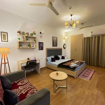 Dream Vibes Studio Apartment Нойда Экстерьер фото