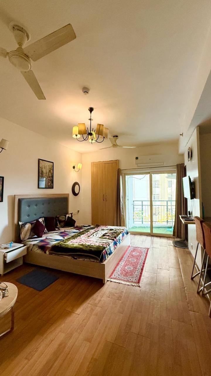 Dream Vibes Studio Apartment Нойда Экстерьер фото